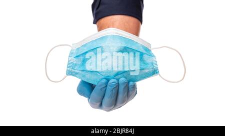 Prévention du coronavirus. Protégé à la main par des gants en latex portant un masque chirurgical pour éviter l'infection par Covid-19. Santé. Isolé sur fond blanc. Banque D'Images