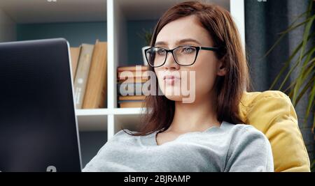 Femme travaillant sur ordinateur portable, plat Banque D'Images