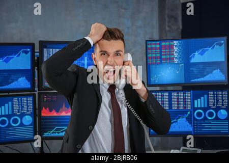 Stock Trader mâle working in office Banque D'Images