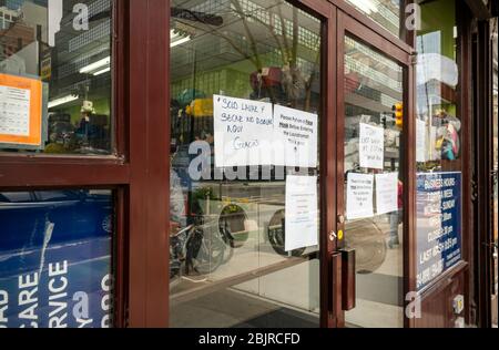 Une laverie automatique à New York affiche une signalisation exigeant que les clients portent un masque de protection, vu le mardi 21 avril 2020. (© Richard B. Levine) Banque D'Images