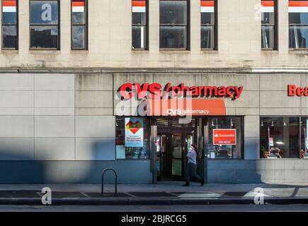 Un magasin dans la chaîne de pharmacies CVS Health à Chelsea, à New York, le mardi 21 avril 2020. (© Richard B. Levine) Banque D'Images