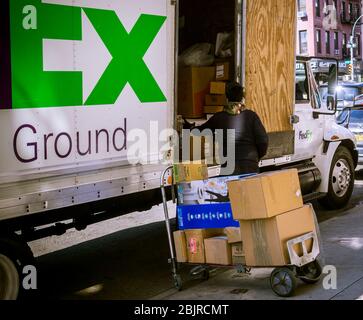 Le travailleur FedEx prépare des colis pour livraison à Chelsea, à New York, le mercredi 22 avril 2020. (© Richard B. Levine) Banque D'Images