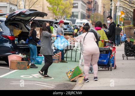 Les bénévoles évangéliques de Chelsea à New York distribuent de la nourriture le samedi 25 avril 2020. Avec 26 millions de personnes qui demandent des panessais alimentaires de chômage sont devenues un boulin de sauvetage pour beaucoup. (© Richard B. Levine) Banque D'Images