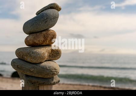 Cairn de Rock sur une plage. Banque D'Images