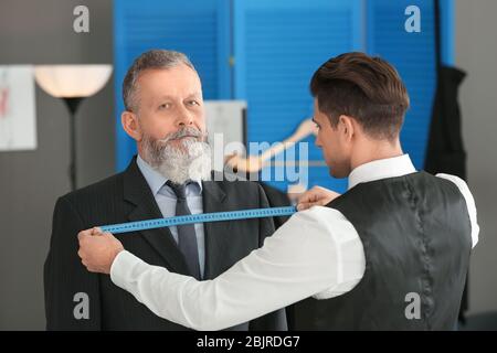 Adapter les mesures du client dans l'atelier Banque D'Images