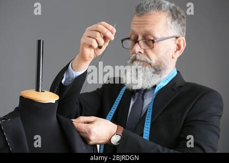 Homme senior tailleur costume classique dans atelier Banque D'Images