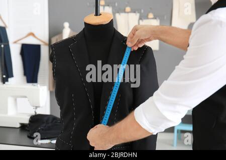 Adapter les mesures de mannequin dans l'atelier Banque D'Images