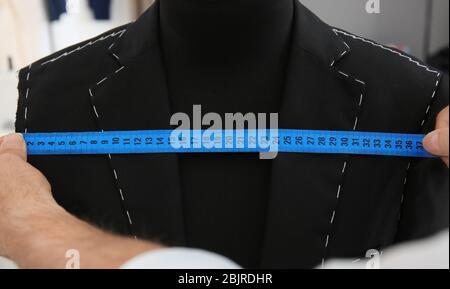 Adapter les mesures de mannequin dans l'atelier Banque D'Images