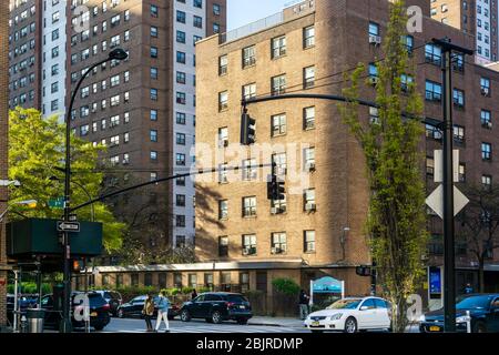 Le complexe d'appartements du NYCHA Fulton Houses à Chelsea, à New York, le mardi 28 avril 2020. (© Richard B. Levine) Banque D'Images