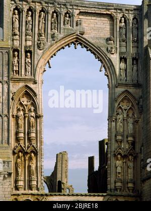 Découvrez ENE de l'abbaye de Croyland, Lincolnshire, Angleterre, Royaume-Uni, montrant des statues de saints, de royalties et de religieux autour de la grande fenêtre ouest du   et du  . Banque D'Images