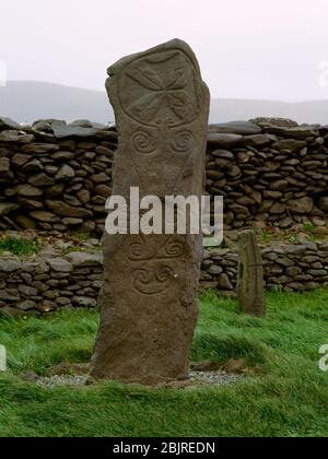 Deux (sur trois) pierres inscrites au début de la religion chrétienne dans une enceinte monastique à la vieille enceinte fortifiée de Reask, Co Kerry, République d'Irlande. Les grands sables minces Banque D'Images