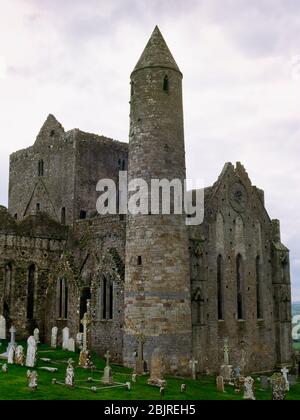 Rock of Cashel, Co Tipperary, République d'Irlande : vue SW de la tour ronde du début du C12ème et cathédrale du C13ème avec une tour traversée de la C14ème place. Banque D'Images