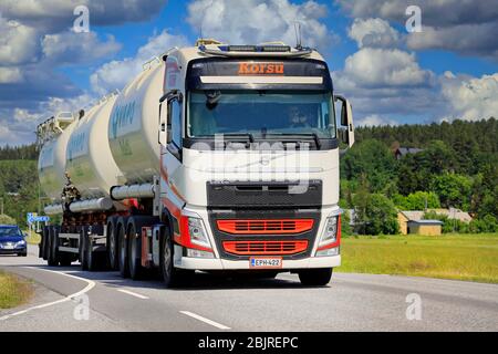 Le camion Volvo FH Korsu tire la remorque à pellets en bois VAPO sur la route le jour ensoleillé de l'été. Salo, Finlande. 20 juin 2019. Banque D'Images