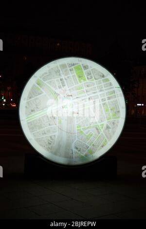 Moscou Russie - août 2018. Carte de la capitale sous forme de globe en verre gris. Le Globe de Moscou. Elément de conception de rue Banque D'Images