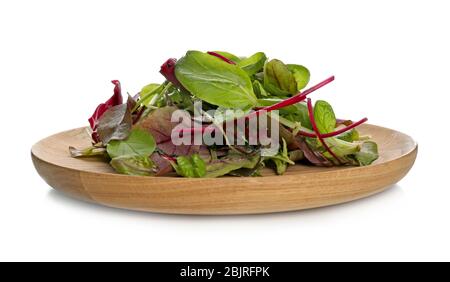 Assiette avec mélange de salades sur fond blanc Banque D'Images