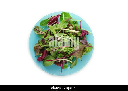 Assiette avec mélange de salades sur fond blanc Banque D'Images