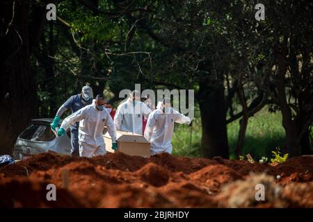 Sao Paulo, Sao Paulo, Brésil. 30 avril 2020. Vue générale sur le cimetière de Vila Formosa, à São Paulo. Le cimetière est le plus grand d'Amérique latine, a fait environ 50 inhumations par jour, en raison de la pandémie de coronavirus. Plus de 5 000 personnes sont mortes au Brésil, victimes de Covid-19. Crédit: Paulo Lopes/ZUMA Wire/Alay Live News Banque D'Images