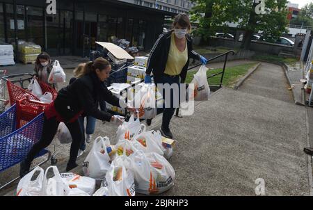 29 avril 2020 - Clichy-sous-Bois, France: Une distribution alimentaire a lieu pour les habitants de Clichy-sous-Bois pendant le verrouillage contre l'épidémie de coronavirus. Cette banlieue nord de Paris est située en Seine-Saint-Denis, l'une des plus pauvres de France, qui a connu l'un des taux de contamination et de décès les plus élevés de Covid-19. Des bénévoles du collectif Aclefeu ont fourni une distribution d'aide à près de mille personnes à son occasion. Distribution de nourriture par le collectif Aclefeu pendentif le confinement contre l'épidemie de covid-19. Les métures contre le coronavirus ont Banque D'Images