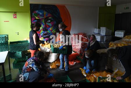 29 avril 2020 - Clichy-sous-Bois, France: Une distribution alimentaire a lieu pour les habitants de Clichy-sous-Bois pendant le verrouillage contre l'épidémie de coronavirus. Cette banlieue nord de Paris est située en Seine-Saint-Denis, l'une des plus pauvres de France, qui a connu l'un des taux de contamination et de décès les plus élevés de Covid-19. Des bénévoles du collectif Aclefeu ont fourni une distribution d'aide à près de mille personnes à son occasion. Distribution de nourriture par le collectif Aclefeu pendentif le confinement contre l'épidemie de covid-19. Les métures contre le coronavirus ont Banque D'Images