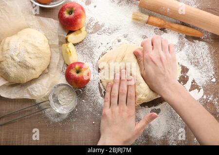 Femme préparant la tarte aux pommes sur la table Banque D'Images