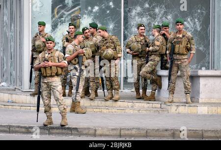 L'armée libanaise s'est déployée dans les rues lors des manifestations antigouvernementales du centre-ville de Beyrouth, au Liban, en octobre 2019. Banque D'Images