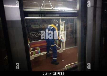 Paris, France. 30 avril 2020. Un membre du personnel d'une société privée de nettoyage et de désinfection désinfecte les trains de métro à Vincennes près de Paris, France, le 30 avril 2020. Deux semaines avant la mise en route du plan de sortie, le nombre de morts de coronavirus en France est passé à 24 087 alors que les hospitalisations et les patients en soins intensifs ont continué de diminuer mercredi. Crédit: Aurelien Morissard/Xinhua/Alay Live News Banque D'Images