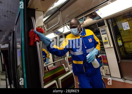 Paris, France. 30 avril 2020. Les membres du personnel d'une société privée de nettoyage et de désinfection désinfectent les trains de métro à Vincennes, près de Paris, France, 30 avril 2020. Deux semaines avant la mise en route du plan de sortie, le nombre de morts de coronavirus en France est passé à 24 087 alors que les hospitalisations et les patients en soins intensifs ont continué de diminuer mercredi. Crédit: Aurelien Morissard/Xinhua/Alay Live News Banque D'Images