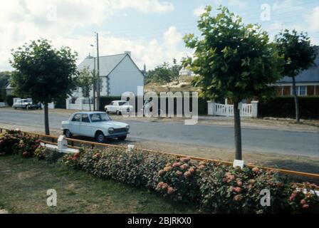 Deux voitures Peugeot et un Citroën DS Steamer stationnés sur le côté de la route principale de l' D19 dans St Cast le Guildo, Bretagne, France 1974. Banque D'Images