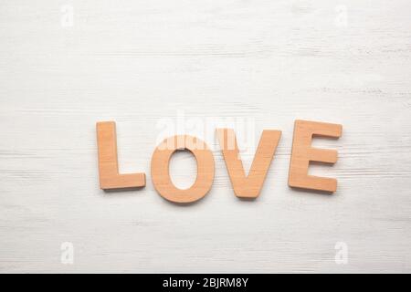 Mot AMOUR fait de lettres sur fond de bois Banque D'Images