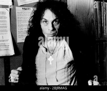 Ronnie James Dio (10 juillet 1942 Ð 16 mai 2010) était un chanteur et compositeur américain de métaux lourds. Il s'est produit avec Elf, Rainbow, Black Sabbat, Heaven & Hell, et son propre groupe Dio. Crédit: Scott Weiner/MediaPunch Banque D'Images