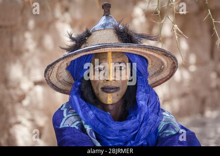 Ingall, Niger : Fulani Bororo Wodaabe nomades concours de beauté Portrait de l'homme africain en vêtements traditionnels colorés au festival Curee Sale Banque D'Images