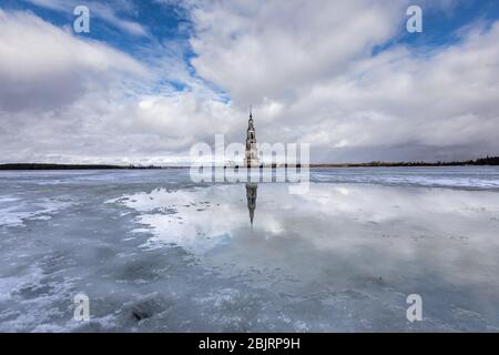 Kalyazin noyé clocher paysage d'hiver reflet dans lac gelé Banque D'Images