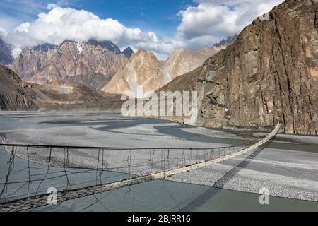 Pont suspendu Hussaini passu cônes montagne paysage rocheux huzza rivière gilt baltistan régions du nord Pakistan Banque D'Images