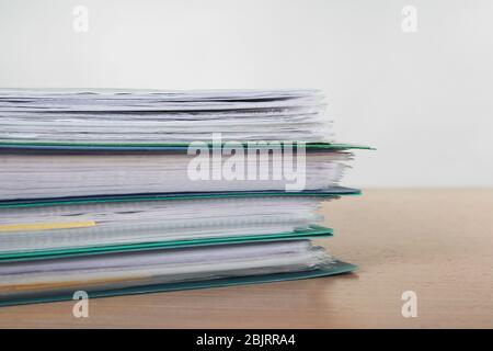Pile de documents sur la table sur fond clair Banque D'Images
