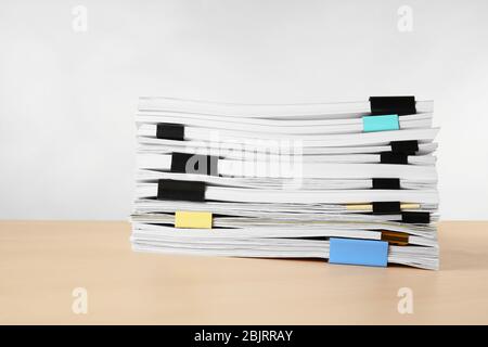 Pile de documents sur la table sur fond clair Banque D'Images