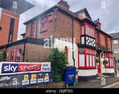 High Wycombe, Angleterre. Une bannière Sky Sports se trouve à l'extérieur du pub Rose 7 Crown, qui reste fermé pendant la pandémie COVID-19, comme le conseil du gouvernement britannique pour maintenir les distances sociales et réduire le temps en dehors de High Wycombe le 30 avril 2020. Crédit: Images Prime Media / Alay Live News Banque D'Images