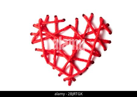 Coeur de fils rouges pour la broderie le jour de la Saint-Valentin sur fond blanc. Isoler Banque D'Images
