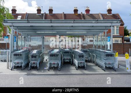 Chariots à provisions stationnés dans un parc de trolleybus dans un supermarché Banque D'Images