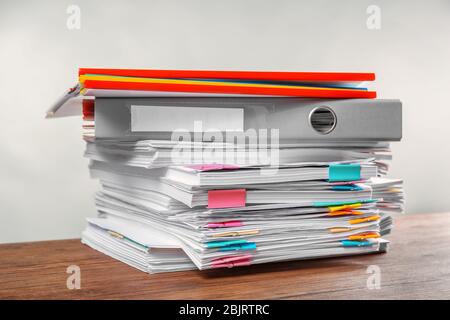 Pile de documents sur la table sur fond clair Banque D'Images