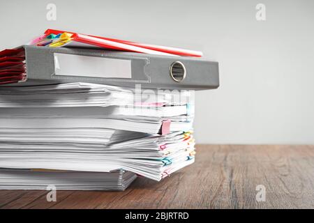 Pile de documents sur la table sur fond clair Banque D'Images