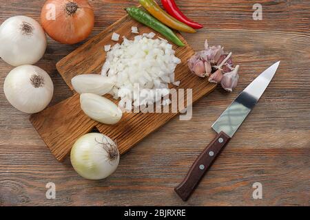 Composition avec oignons frais et épices sur table en bois Banque D'Images