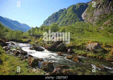 Magnifique paysage le long de la randonnée en montagne au lac Myrdalsvatnet & lac Bondhus, près de Rosendal, parc national Folgefonna, Norvège. Banque D'Images