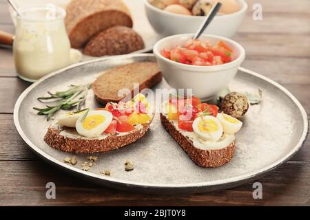 Savoureuses bruschettas avec des œufs et des légumes sur plaque métallique Banque D'Images