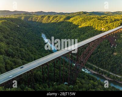 Vu de l'air, le pont New River gorge à Fayetteville, en Virginie occidentale, est l'un des plus grands ponts d'arches en acier. Banque D'Images