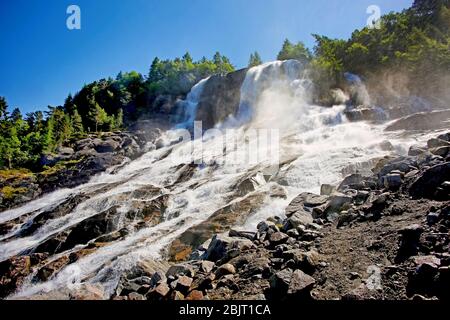 Chute d'eau de Furebergfossen près de Rosendal, Norvège. La rivière Furebergselva est alimentée par de l'eau fondue du glacier Folgefonna. Banque D'Images