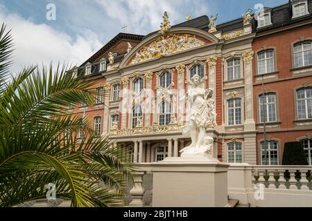 Trier, Allemagne - La Renaissance et rococo building palais électoral est considéré comme un des plus beaux palais de style rococo dans le monde. Banque D'Images