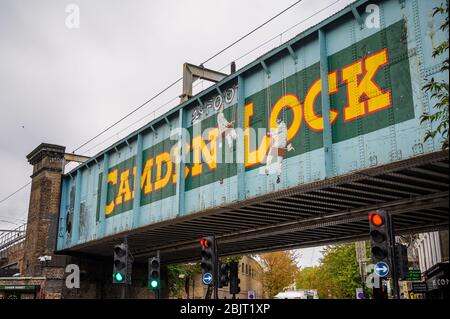 LONDRES - 30 SEPTEMBRE 2019: Vue large du célèbre pont Camden Lock sur Camden High Street avec le panneau peint clairement visible Banque D'Images