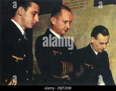 L'amiral Karl Doenitz commandant naval allemand avec des officiers en novembre 1942 Banque D'Images