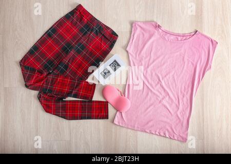 Ensemble de vêtements femmes élégants sur fond clair, vue sur le dessus Banque D'Images