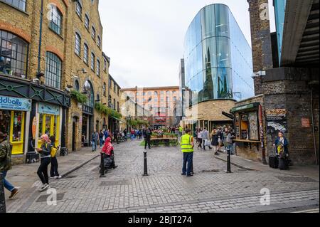 LONDRES - 30 SEPTEMBRE 2019 : entrée au marché Camden sur Camden High Street, avec ses anciens entrepôts et son bâtiment moderne en verre Banque D'Images